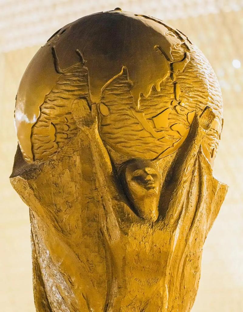 篮球爱好者实时追踪比赛场景